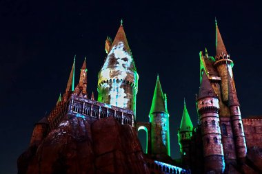 OSAKA, JAPONYA - OKT 12.2024: Osaka şehrindeki Universal Stüdyoları Japonya 'daki Harry Potter' ın Büyücülük Dünyası 'nda Kara Mühür' ün ortaya çıktığı Hogwarts Kalesi.