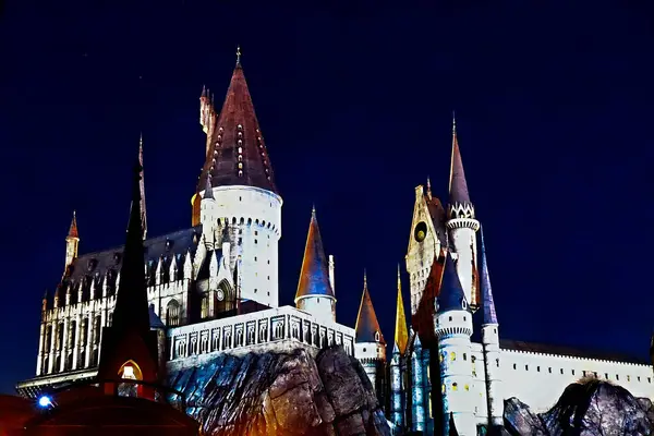 OSAKA, JAPONYA - OKT 12.2024: Osaka şehrindeki Universal Stüdyoları Japonya 'daki Harry Potter' ın Büyücülük Dünyası 'nda Kara Mühür' ün ortaya çıktığı Hogwarts Kalesi.