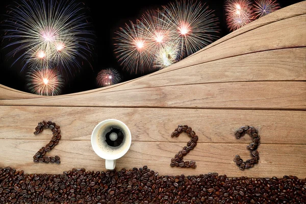 Ziarna Kawy Gorącej Świeżej Kawy Białym Kubku Pianką Tekst 2023 Zdjęcie Stockowe