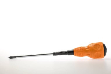 Kapalı sarı ve siyah renkli tornavida beyaz arka planda izole edilmiş. Teknisyen aracı kavramı.