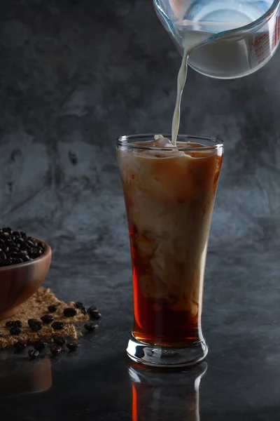 Café Latte Gelado Sem Açúcar Derramando Leite Creme Copo Com — Fotografia de Stock