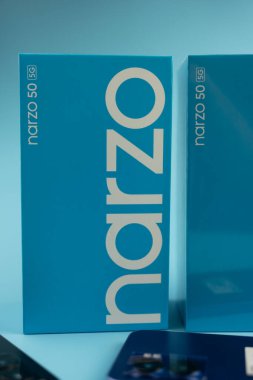 Samut Prakan, Tayland - 25 Ekim 2022: Yeni akıllı telefon Realme Narzo 50 5G. İki renkte mevcut, Hyper Blue ve Hyper Black. Z jenerasyonundaki yeni neslin yaşam tarzını karşılamak için oluşturuldu