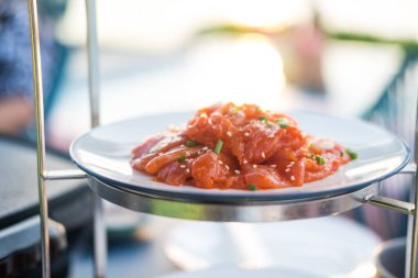 Tayland usulü geleneksel yemek çiğ domuz eti ya da baharatla marine edilmiş tavuk ve üzerine beyaz susam serpiştirilmiş.