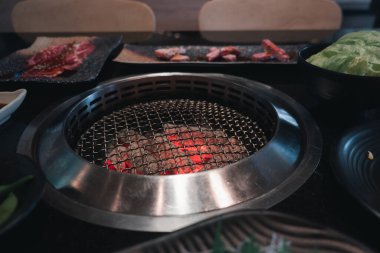 Izgaraya hazır sığır eti sebze ve meze ile servis edilir, Kore ya da Japon usulü barbekü