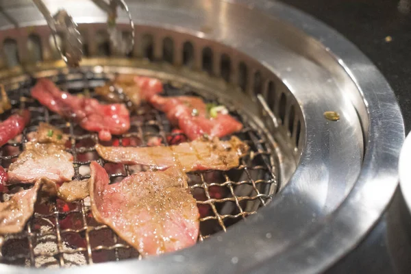 Cozinhar Churrasco Grelhado Sobre Carvão Fogão Fatia Carne Crua Para — Fotografia de Stock