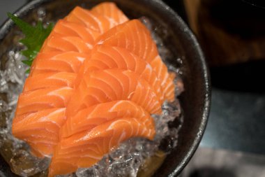 Çiğ somon dilimi veya Japon tarzı taze somon balığı hizmet kase buz üstünde.