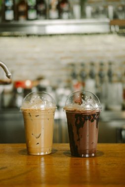 Buzlu çikolata ve buzlu kahve servis etmeye hazır.