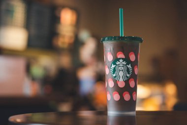 Bangkok, Tayland - 25 Ekim 2022: Starbucks Tayland sadece üyeler 20 ons aldığında tekrar kullanılabilir özel bir bardak alır. Üye Starbucks Ödülleri için içecekler