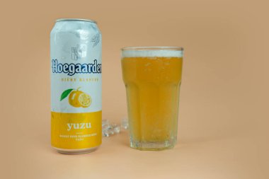 Samut Prakan, Tayland - 30 Ekim 2022: Yuzu aromalı Hoegaarden bira kutusu, 500 ml cam ve bira Tayland 'da popülerdir.