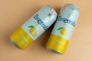 Samut Prakan, Tayland - 30 Ekim 2022: 500 ml 'lik Hoegaarden Yuzu Belçika birası, şu anda Tayland' da popüler olan içicileri tazeler, 500 ml 'lik.