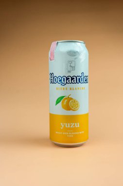 Samut Prakan, Tayland - 30 Ekim 2022: 500 ml büyüklüğünde Hoegaarden Yuzu Belçika birası. Şu anda Tayland 'da popüler olan içiciler..