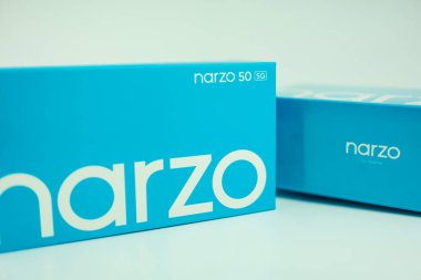 Samut Prakan, Tayland - 30 Ekim 2022: Realme Narzo 50 5G, beyaz arka plandaki tüm kullanıcılar için erişilebilir ucuz bir akıllı telefon.