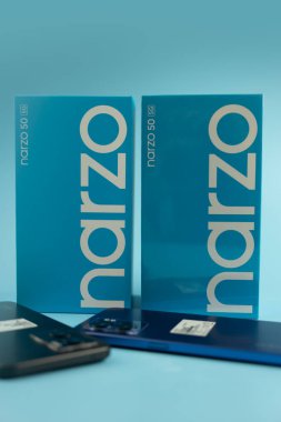 Samut Prakan, Tayland - 30 Ekim 2022: Realme Narzo 50 5G, beyaz arka plandaki tüm kullanıcılar için erişilebilir ucuz bir akıllı telefon.