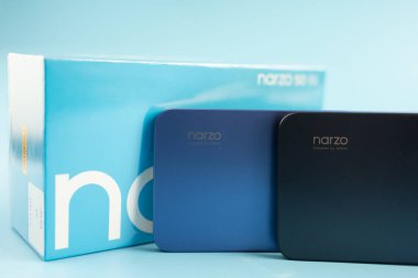Samut Prakan, Tayland - 30 Ekim 2022: Smartphone Realme Narzo 50 5G, iki rengi var bir hiper mavi ve bir hiper siyah.