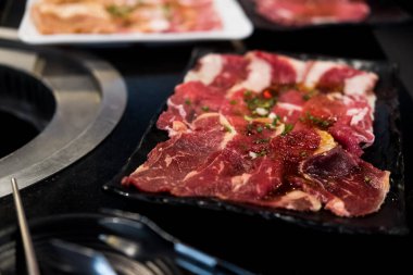 Yakiniku restoranında bir tabak çiğ Japon bifteği.