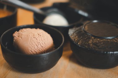 Siyah kasede çikolatalı dondurma topu, yaklaş.