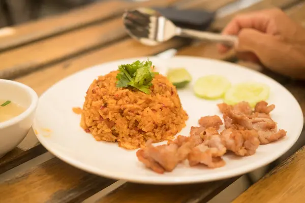 Thai Würzige Garnelenpaste Gebratenen Reis Serviert Mit Gebratenem Schweinefleisch Auf — Stockfoto