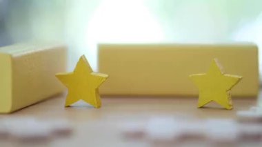 Müşteri değerlendirmesini yapar, üç yıldız alır, sarı yıldız koyar, müşteri geribildirimi kavramı. Müşteriler hizmet tecrübesine üç yıldız veriyor. İtibar sıralaması.