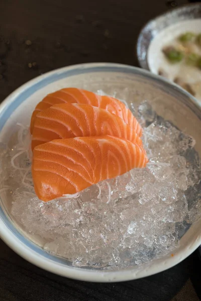 新鮮なわさびを食べる氷の上で提供される新鮮な鮭の刺身 — ストック写真