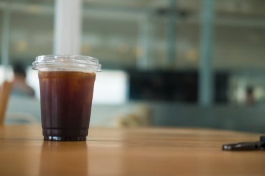 Plastik bardakta soğuk americano Kafede içmeye hazır.