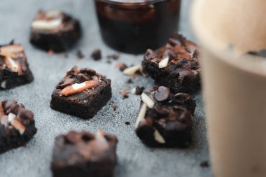 Seçici odaklanma üzerine badem soslu çikolatalı kek.