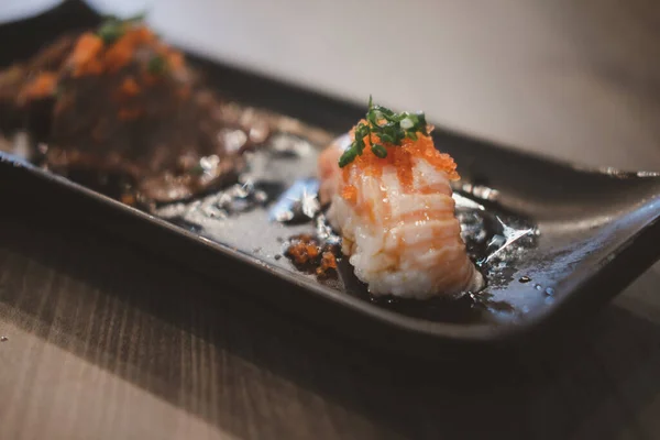 Sushi Somon Servit Farfurie Restaurantul Japonez — Fotografie, imagine de stoc