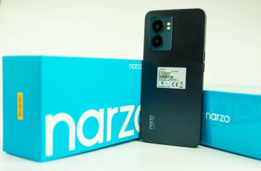 Samut Prakan, Tayland - 2 Kasım 2022: Yeni akıllı telefon Realme Narzo 50 5G, hiper siyah renk, tüm kullanıcılar için erişilebilir ucuz akıllı telefon