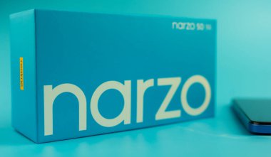 Samut Prakan, Tayland - 2 Kasım 2022: Yeni bir akıllı telefon kutusu Realme Narzo 50 5G, tüm kullanıcılar için erişilebilir ucuz bir akıllı telefon