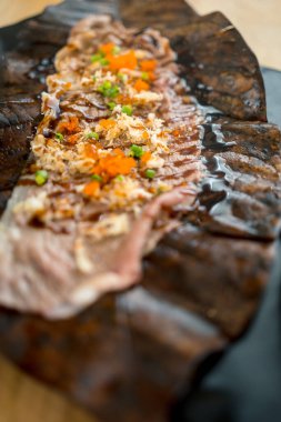 Wagyu Hoba Yaki bifteğini kurutulmuş yaprağın üzerine yakın. Japon yemek tarzı.