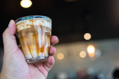 Kafede bokeh özgeçmişi olan kirli bir kahve.