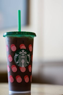 Bangkok, Tayland - 5 Kasım 2022 Üye Starbucks Ödülleri özel şablonu için yeniden kullanılabilir bir kupa, Sadece 25 Ekim 2022 'de Venti boyutunda Starbucks içkisi sipariş edin.