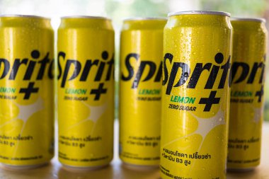 Samut Prakan, Tayland - 5 Kasım 2022: Yeni aromalı yumuşak içecek Sprite lemon plus, şeker ve kalori yok, Tayland 'daki Coca-Cola Business Group' tan yeni ürünler