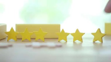 Müşteri değerlendirmesini yapar, üç yıldız alır, sarı yıldız koyar, müşteri geribildirimi kavramı. Müşteriler hizmet tecrübesine üç yıldız veriyor. İtibar sıralaması.