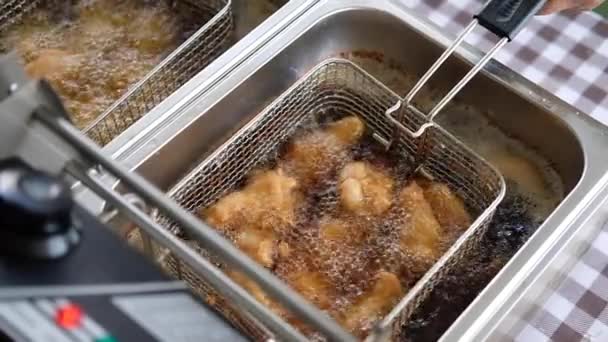 Steka Kyckling Fritös Med Bubblor Oljan Kokar Medan Stekning — Stockvideo