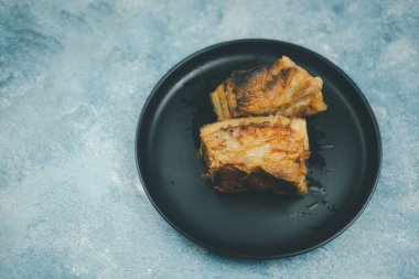 Kıtır kıtır domuz eti ya da yağda kızarmış domuz eti. Kapat.