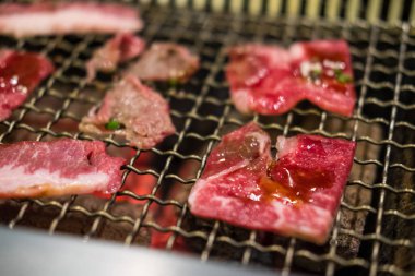 İkonik Japon usulü sığır eti ızgarası Yakiniku. Kapat.