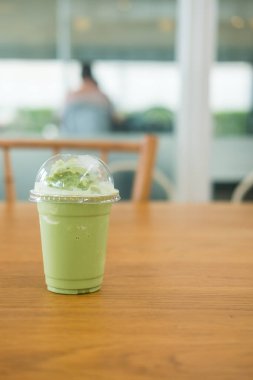 Ahşap masada yeşil çay, kibrit suyu..