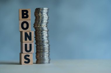 Dikey olarak tahta küplerde BONUS harfleri ve bozuk paralardan yaratılan kule var. İkramiyeler, ödüller ve tercihler alın. Sosyal yardım ve ekstra puan almak için. Fayda, nakit para konsepti