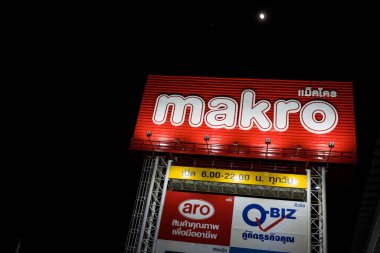 Samut Prakan, Tayland - 12 Kasım 2022: Karanlık gecede Makro Mağazasının İşareti. Makro is Public Company Limited, Tayland 'daki Toptan Mesleki İşletmeler Merkezi Operatörüdür..
