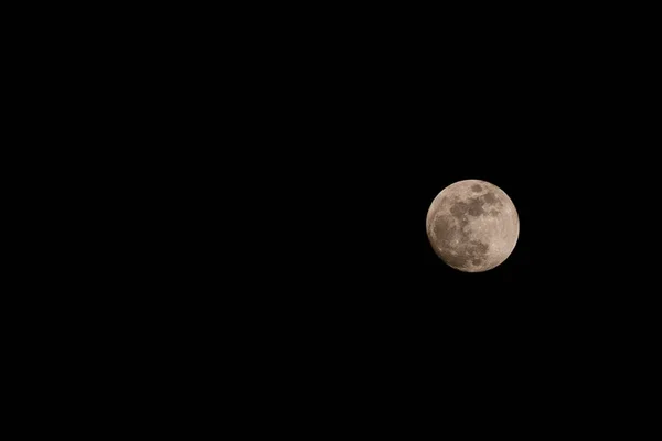 Vista Ángulo Bajo Luna Llena Cielo Oscuro Por Noche — Foto de Stock