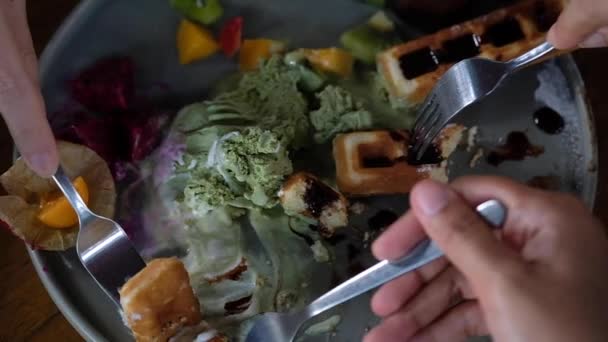 Pek Çok Arkadaşı Ballı Tost Yiyor Kafede Tatlı Pastanenin Tadını — Stok video