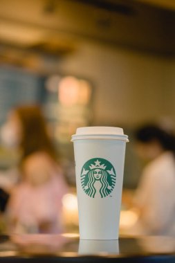 Bangkok, Tayland - 13 Kasım 2022 Starbuck kahve fincanı Starbucks kahve dükkanında bulanık arkaplanlı. Starbucks dünyanın en büyük kahve evi..