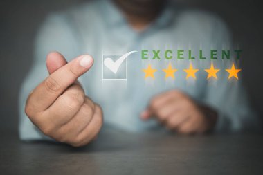 Bir erkek, sevgi göstergesi olarak elini mini kalp şeklinde yapar ve mükemmel hizmet için reyting verir. Beş yıldıza basan müşterinin memnuniyet puanı için en iyi hizmet derecesi:.