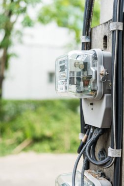 Samut Prakan, Tayland - 15 Kasım 2022: Evin elektrik ölçüm cihazı metresi. Tayland 'da sıcak hava koşulları nedeniyle elektrik yükü artar, daha fazla elektrik kullanmak zorunda kalana kadar..