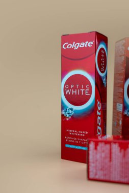 Samut Prakan, Tayland - 12 Kasım 2022: Kırmızı Colgate optik beyaz paket. Kapat.