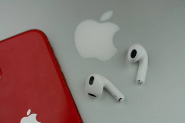 Bangkok, Tayland - 15 Kasım 2022: Apple AirPods 3, MacBook pro 'ya iPhone 11 ürün kırmızı modelinin yanında. Uzamsal sesli Beyaz Elma Hava Kapsülleri 3