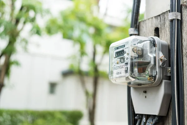 stock image Samut Prakan, Thailand - November 15, 2022 : Electric meter on an electricity pole in front house from Thai Metropolitan Electricity Authority. the meter measures the electricity bill from home at Thai