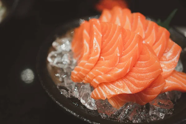 Lososí Sashimi Plátek Čerstvý Podávaný Ledu Japonské Tradiční Potraviny Nebo — Stock fotografie