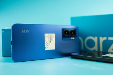 Samut Prakan, Tayland - 16 Kasım 2022: Yeni akıllı telefon Realme Narzo 50 5G. Spor arabalardan esinlenilmiş çelik yelek desenli tasarım. Z jenerasyonundaki yeni neslin yaşam tarzını karşılamak için oluşturuldu