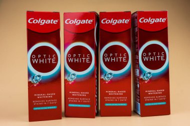 Samut Prakan, Tayland - 16 Kasım 2022: Kırmızı Colgate optik beyaz paket. Kapat.